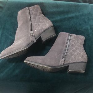 White Mountain size 8 women’s suede bootie D102‎